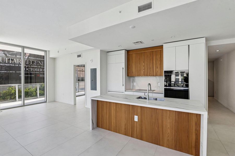 15-web-or-mls-Biscayne Blvd 201-S0409-01