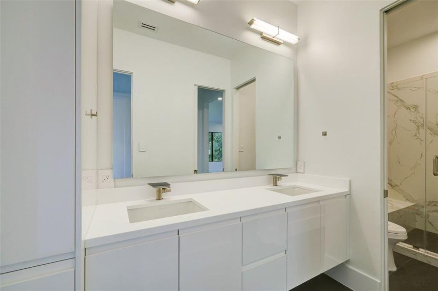 Both rooms would share this functional full bathroom.