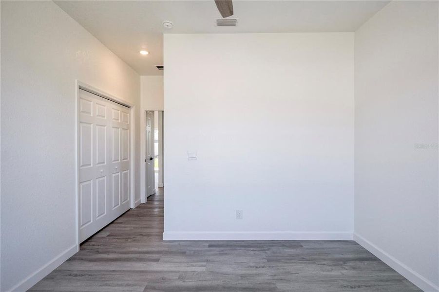 Spacious, unfurnished interior of a new home in , Sebring (Image 37).