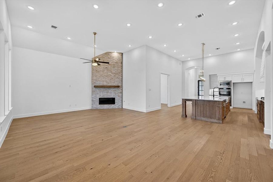 Spacious, unfurnished interior of a new home in Quail Hollow, Rockwall (Image 19).