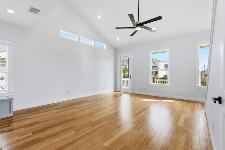 Spacious, unfurnished interior of a new home in , Galveston (Image 14).