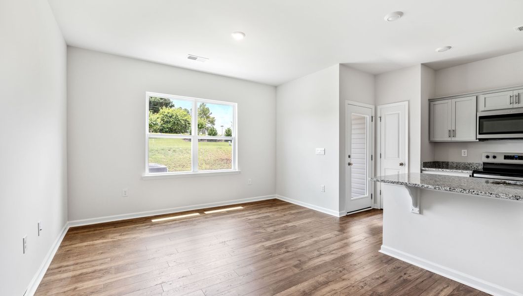 Spacious, unfurnished interior of a new home in Tanglewood Townes, Greenville (Image 17).