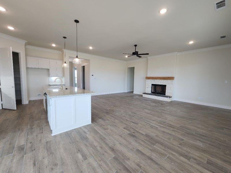 Spacious, unfurnished interior of a new home in Rocky Top, Krum (Image 9).