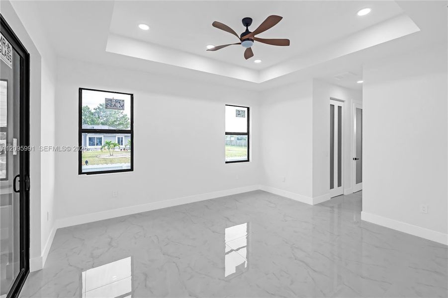 Spacious, unfurnished interior of a new home in , Cape Coral (Image 38).