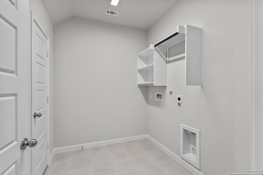 Spacious, unfurnished interior of a new home in Mayfair 60', New Braunfels (Image 32).