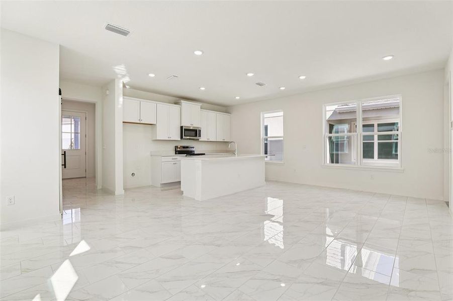 Spacious, unfurnished interior of a new home in Trinity Place, St. Cloud (Image 16).