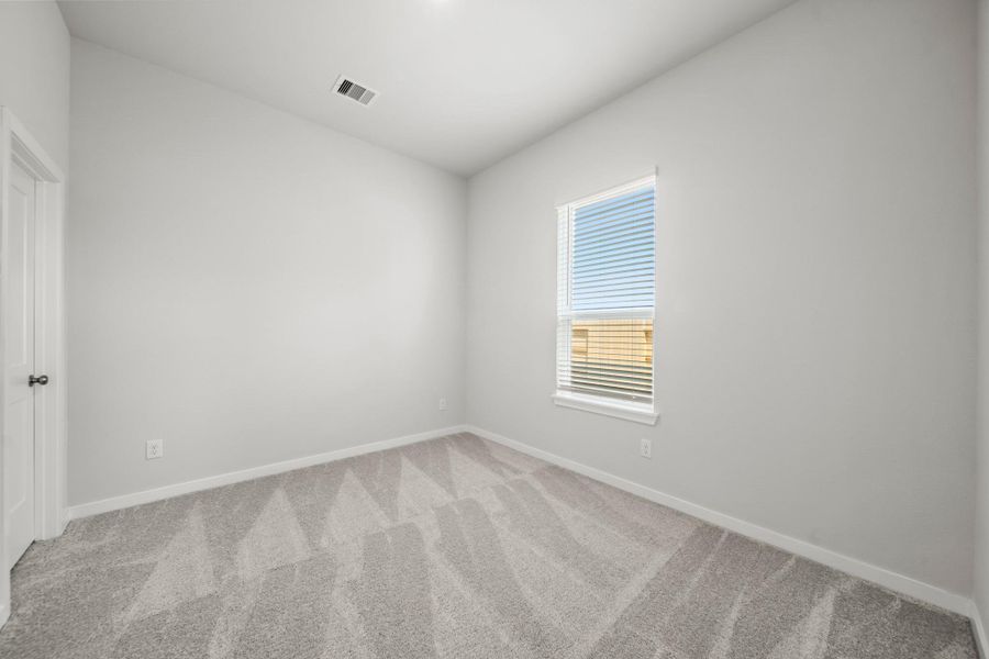 Spacious, unfurnished interior of a new home in Sunterra Lakes, Brookshire (Image 19).
