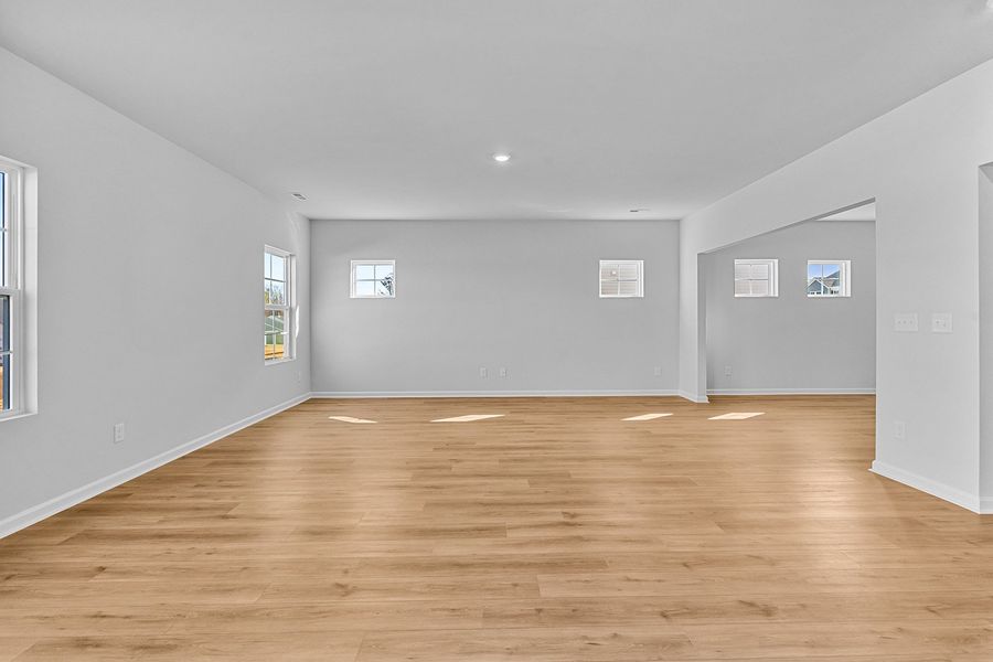 Spacious, unfurnished interior of a new home in Fieldstone, Lexington (Image 19).