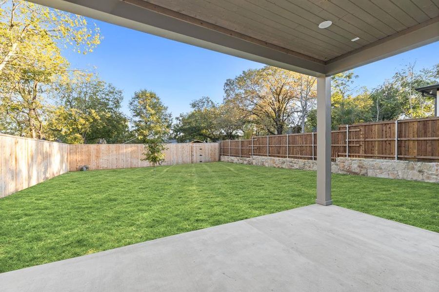 Exterior details and patio area of a home in , Dallas (Image 3).