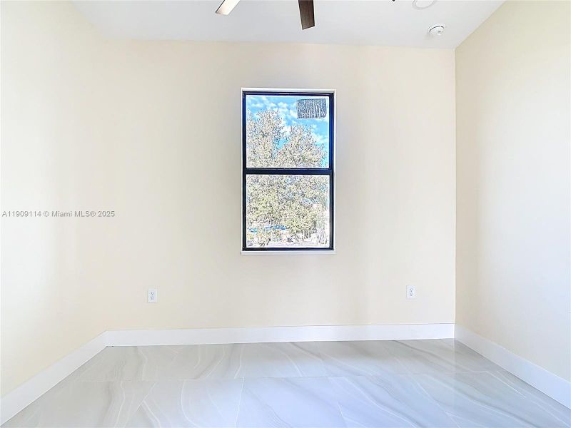 Spacious, unfurnished interior of a new home in , Lehigh Acres (Image 28).