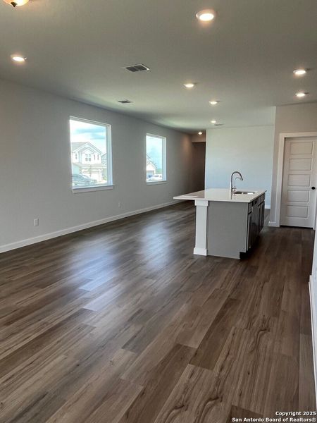 Spacious, unfurnished interior of a new home in Highland Ridge, New Braunfels (Image 8). Spacious, unfurnished interior of a new home in Highland Ridge, New Braunfels (Image 8).