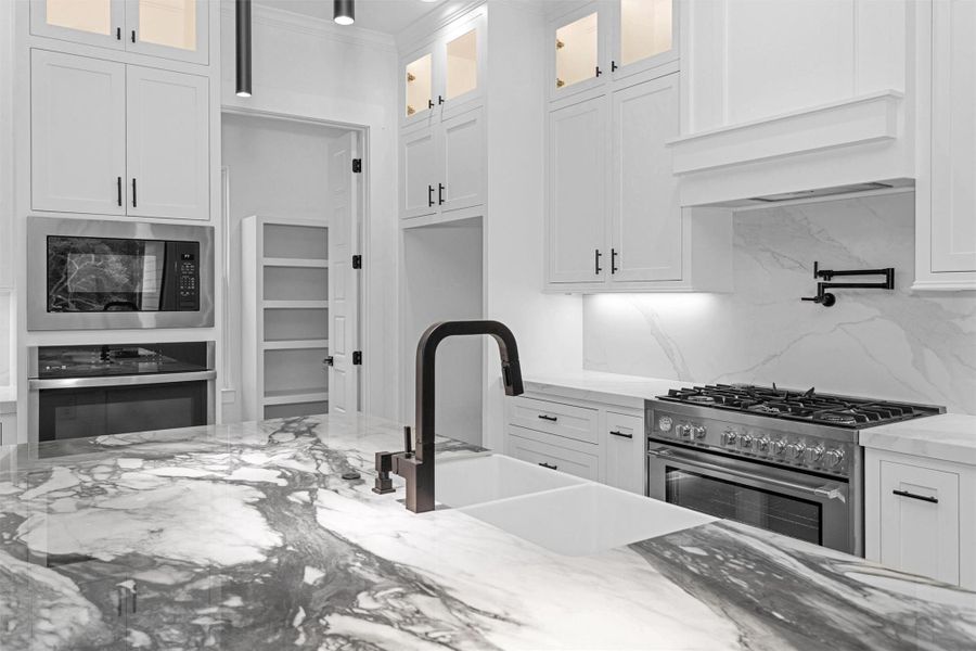 Incredible kitchen with double oven 36” range gas cooktop.