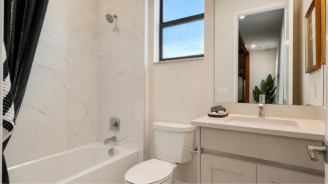 4662 Versailles Bath5 F2 Base1
