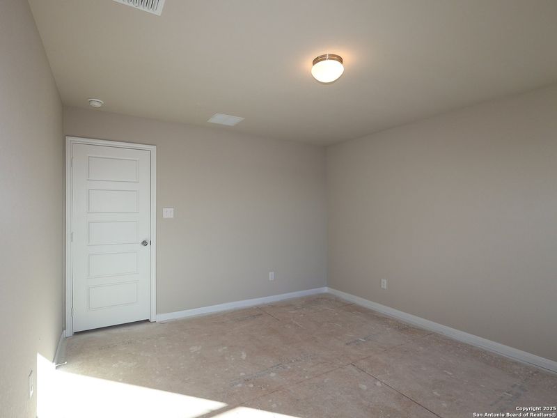 Spacious, unfurnished interior of a new home in Hunters Ranch, San Antonio (Image 19).