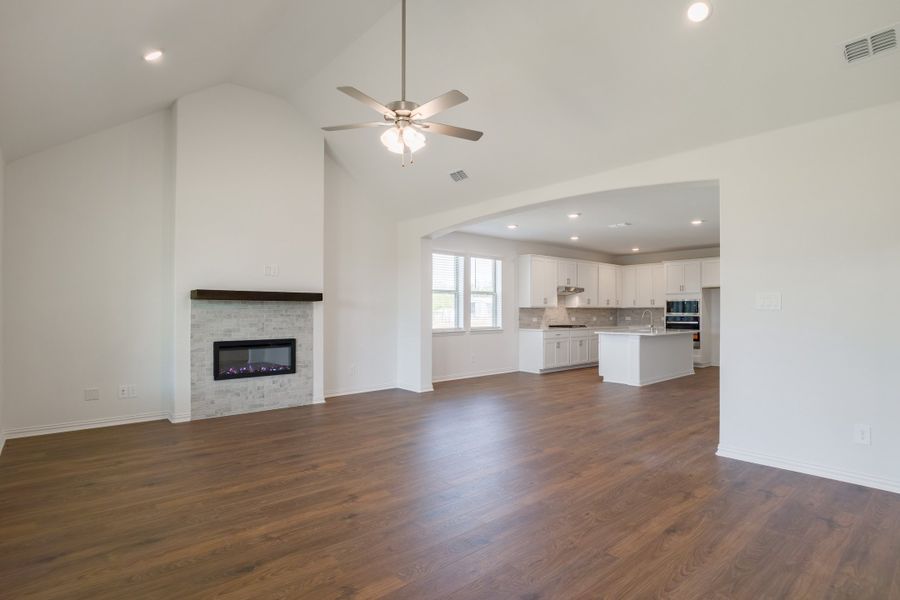 Spacious, unfurnished interior of a new home in Saratoga, Aubrey (Image 24).