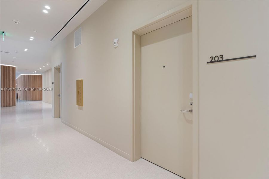 Spacious, unfurnished interior of a new home in Onda, Bay Harbor Islands (Image 21).