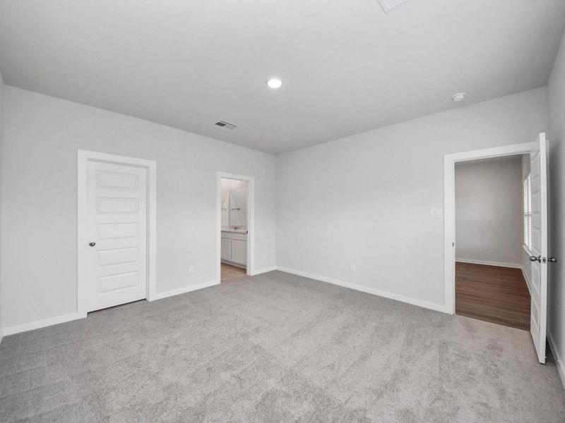 Spacious, unfurnished interior of a new home in Caney Creek Place, Conroe (Image 29).