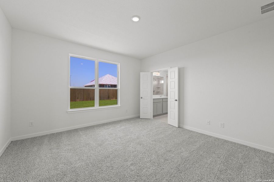 Spacious, unfurnished interior of a new home in Arroyo Ranch, Seguin (Image 14).