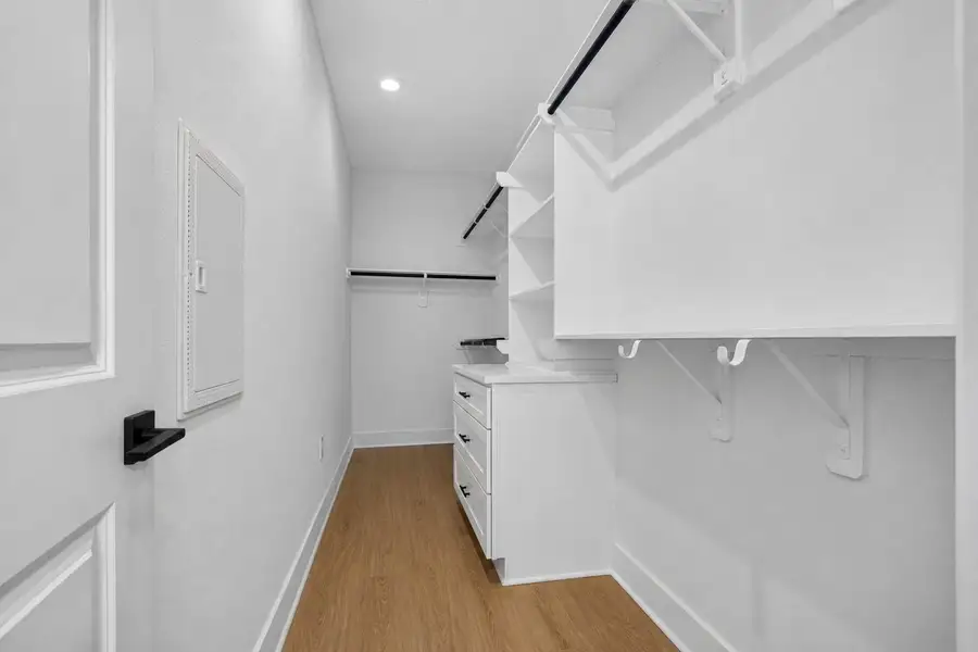 Large Master closet with drawers and shelfs Large Master closet with drawers and shelfs