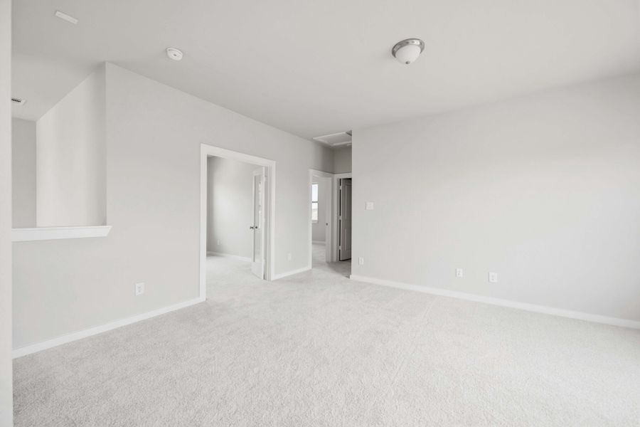 Spacious, unfurnished interior of a new home in Sunterra 40, Katy (Image 27).