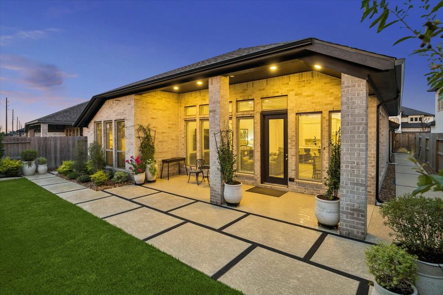 Exterior details and patio area of a home in Sienna, Missouri City (Image 24).