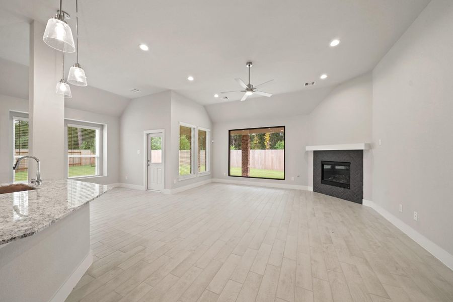 Spacious, unfurnished interior of a new home in Barton Creek Ranch, Conroe (Image 27). Spacious, unfurnished interior of a new home in Barton Creek Ranch, Conroe (Image 27).