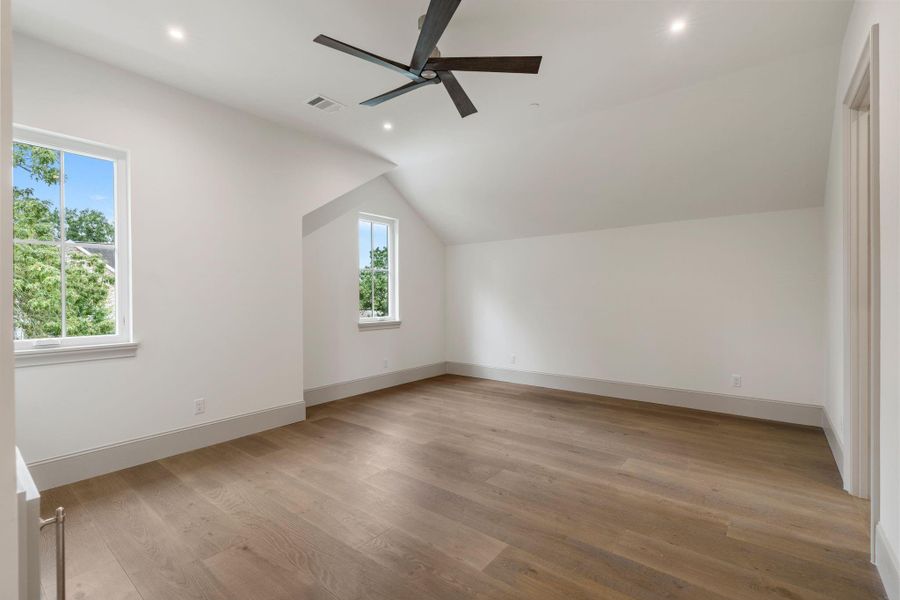 Spacious, unfurnished interior of a new home in , Houston (Image 27).