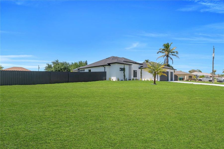 Exterior details and patio area of a home in , Cape Coral (Image 34).