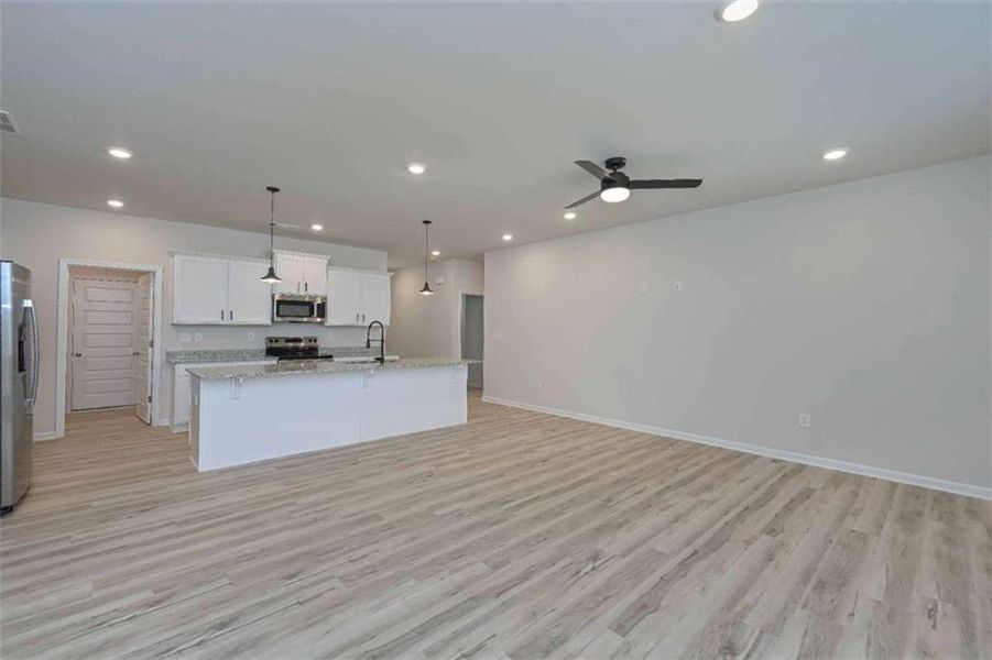 Spacious, unfurnished interior of a new home in Deer Creek, Temple (Image 27).