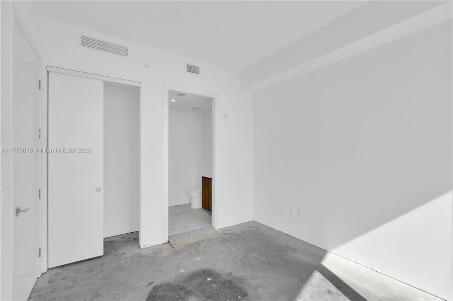 Spacious, unfurnished interior of a new home in , Sunny Isles Beach (Image 10).