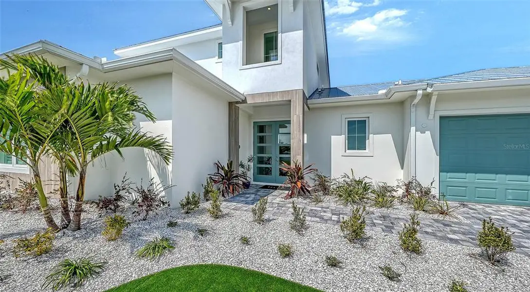 Exterior details and patio area of a home in , Bradenton (Image 3).