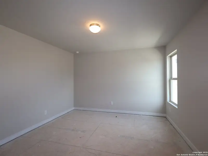 Spacious, unfurnished interior of a new home in Cinco Lakes, San Antonio (Image 10).
