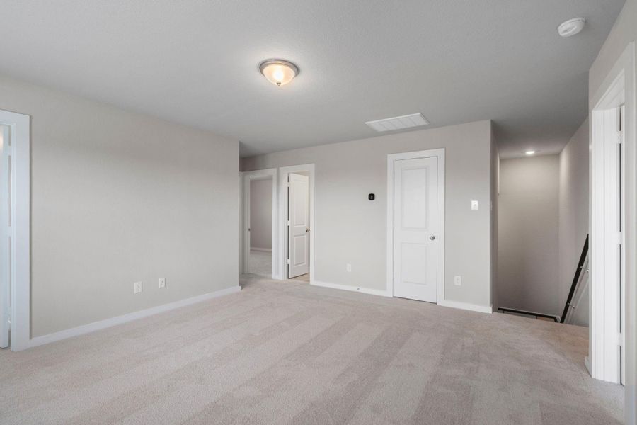 Spacious, unfurnished interior of a new home in River Ranch Trails, Dayton (Image 22).