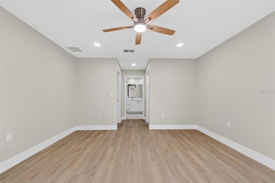Spacious, unfurnished interior of a new home in , Orlando (Image 20).
