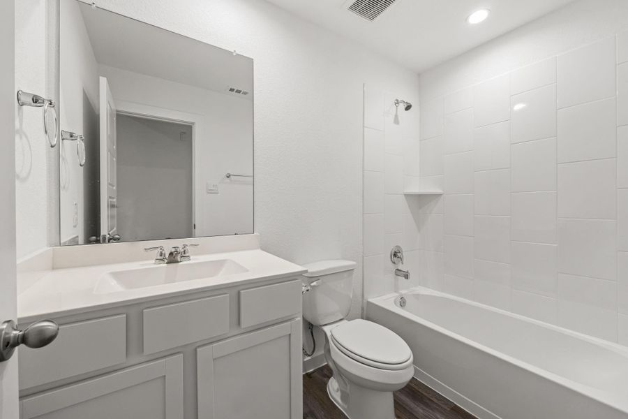 Furnished interior view inside a new home in , Rosharon (Image 9).