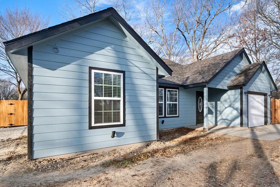 Exterior details and patio area of a home in , Kerens (Image 21).