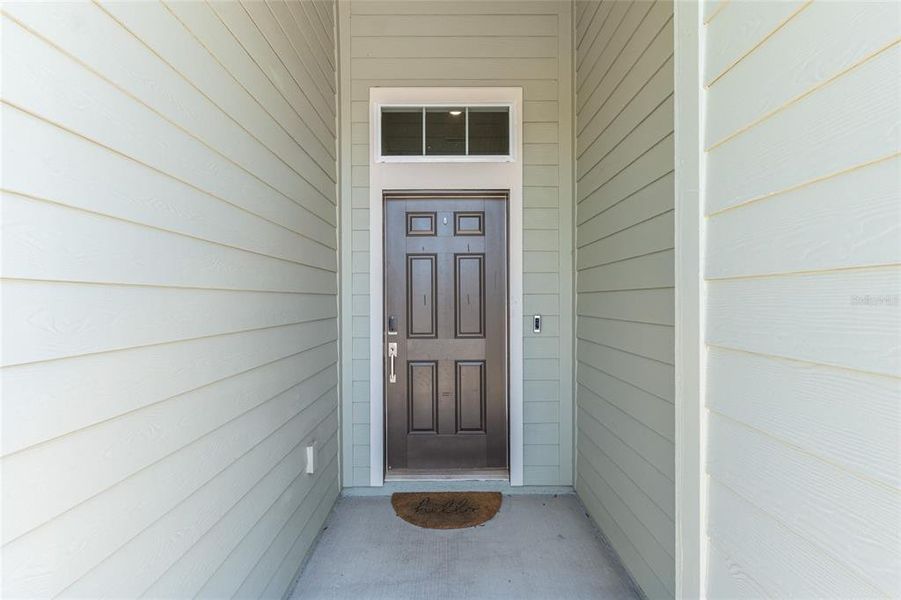 Exterior details and patio area of a home in Grand Park North, Dunnellon (Image 3).