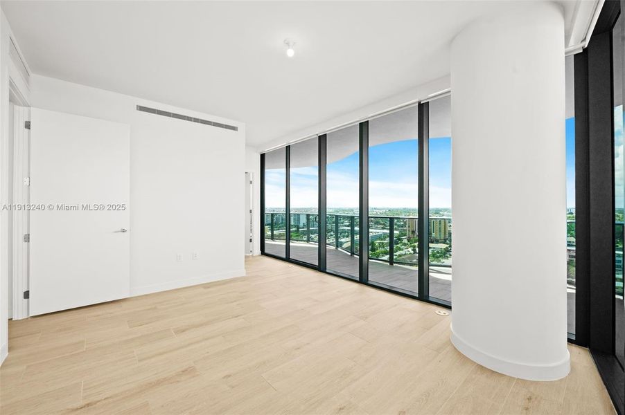Spacious, unfurnished interior of a new home in , Pompano Beach (Image 37).