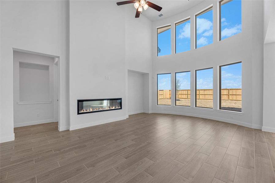 Representative image. Features, selections and colors may vary.