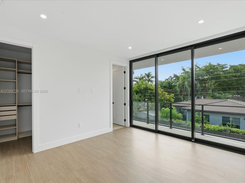 Spacious, unfurnished interior of a new home in , Miami (Image 24).
