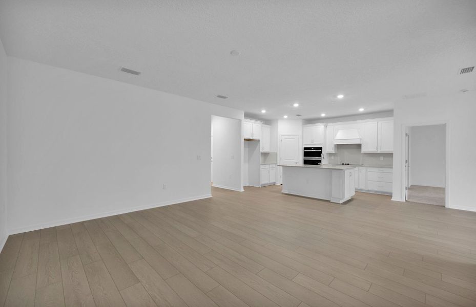 Spacious, unfurnished interior of a new home in Hyland Trail, Green Cove Springs (Image 17).