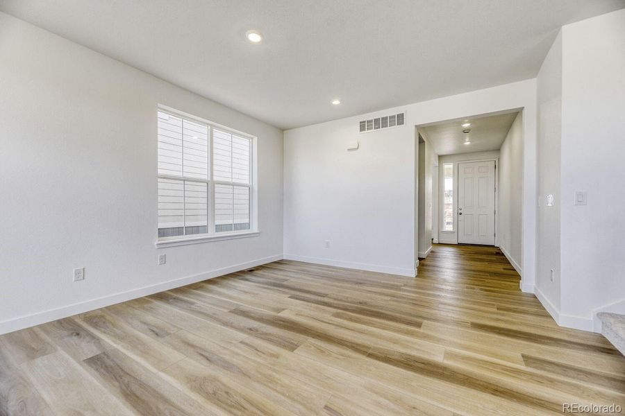 Spacious, unfurnished interior of a new home in Vermilion Creek, Centennial (Image 9).