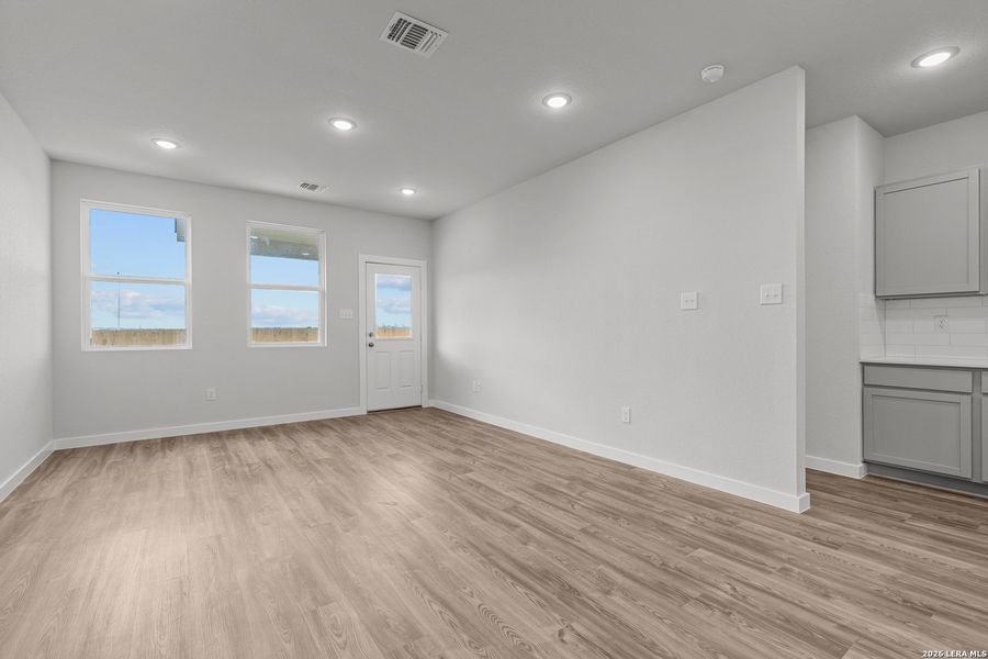 Spacious, unfurnished interior of a new home in Hacienda, San Antonio (Image 13).