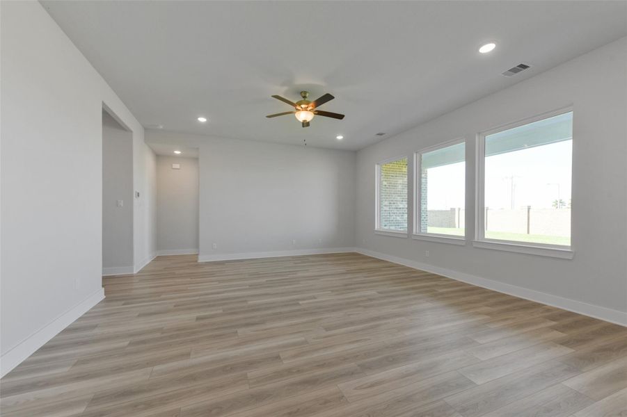 Spacious, unfurnished interior of a new home in Lago Mar, Texas City (Image 18).
