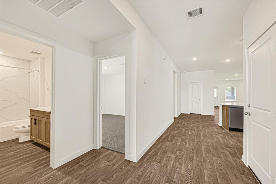 Spacious, unfurnished interior of a new home in Holly Ridge, Rosenberg (Image 18).