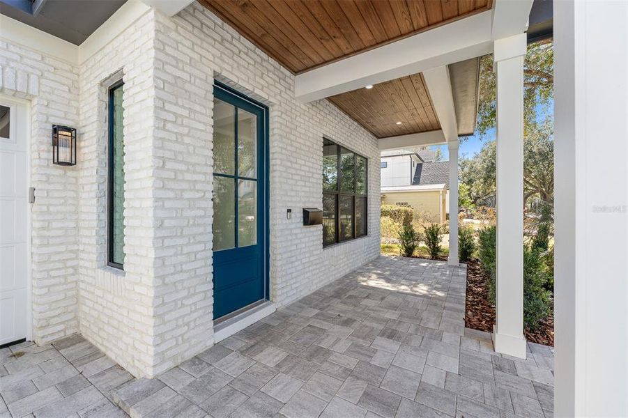 Exterior details and patio area of a home in , Orlando (Image 3).