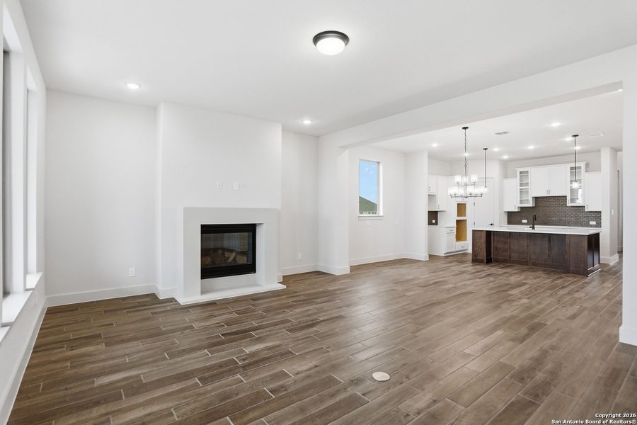 Spacious, unfurnished interior of a new home in Haby Hill 50s, San Antonio (Image 40).