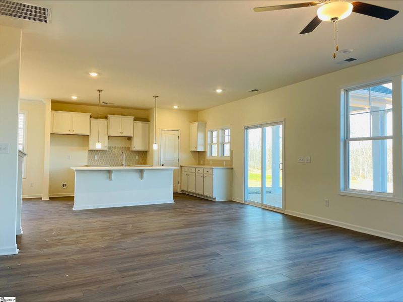 Spacious, unfurnished interior of a new home in Lynbrook, Boiling Springs (Image 5).