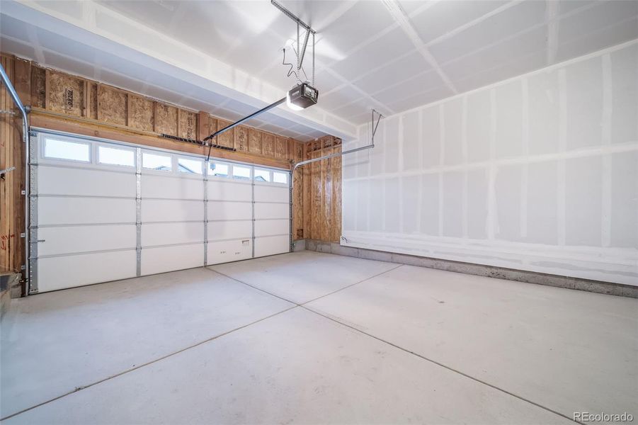 Spacious, unfurnished interior of a new home in , Aurora (Image 17).