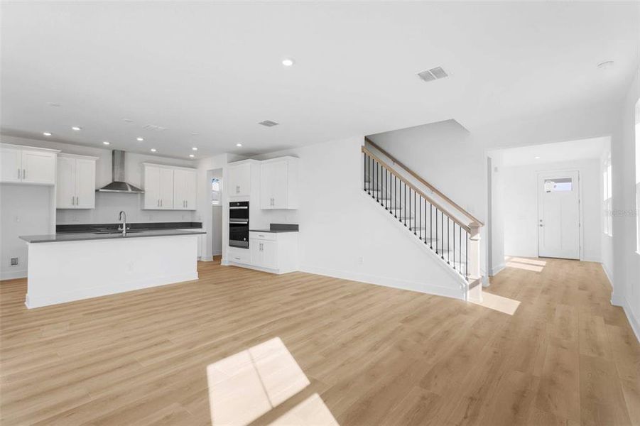 Spacious, unfurnished interior of a new home in , St. Petersburg (Image 27).